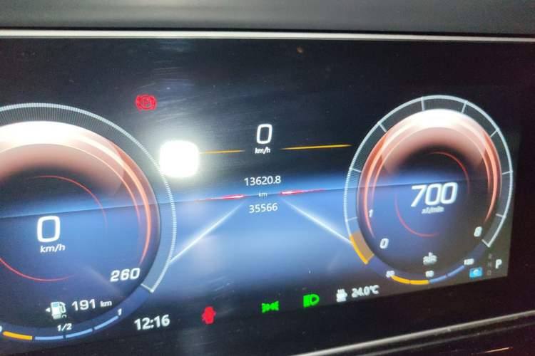 Used Mercedes-Benz Vito 2023 2.0T Business Version 7 Seats Odometer Close Up