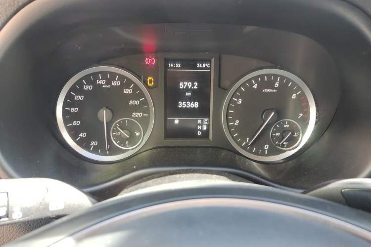 Used Mercedes-Benz Vito 2023 2.0T Business Version 9 Seats Odometer Close Up
