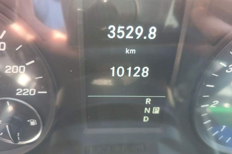 Used Mercedes-Benz Vito 2023 2.0T Elite Version 7 Seats Odometer Close Up