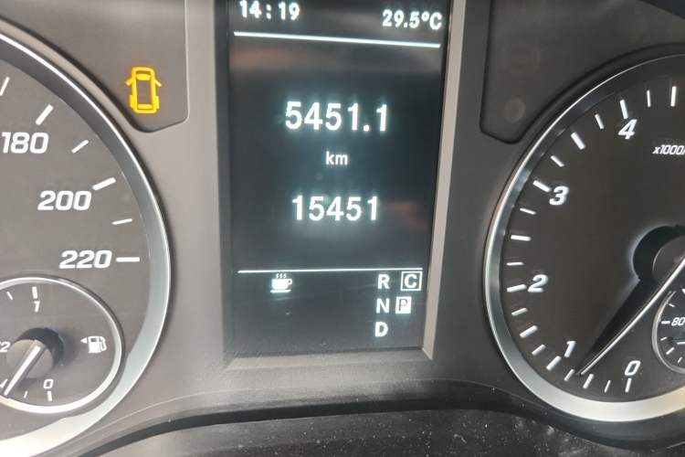 Used Mercedes-Benz Vito 2023 2.0T Elite Version 7 Seats Odometer Close Up