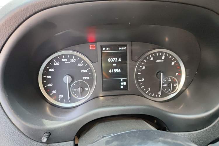 Used Mercedes-Benz Vito 2023 2.0T Elite Version 7 Seats Odometer Close Up