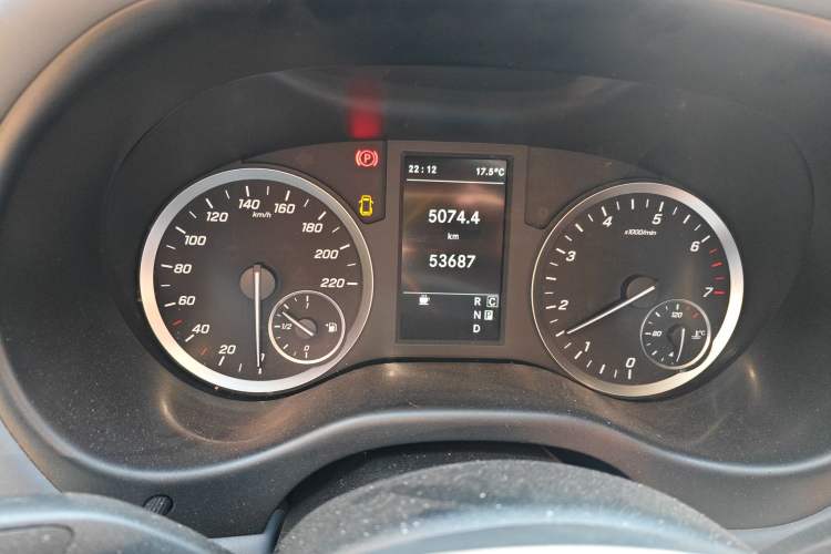 Used Mercedes-Benz Vito 2023 2.0T Elite Version 7 Seats Odometer Close Up