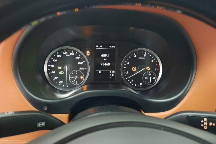 Used Mercedes-Benz Vito 2023 2.0T Business Version 7 Seats Odometer Close Up