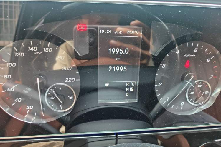 Used Mercedes-Benz Vito 2023 2.0T Business Version 7 Seats Odometer Close Up
