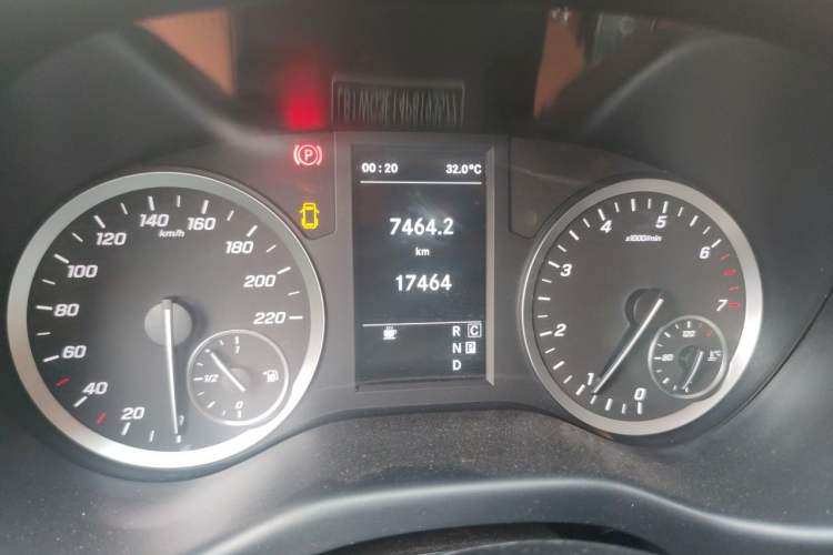 Used Mercedes-Benz Vito 2023 2.0T Elite Version 7 Seats Odometer Close Up