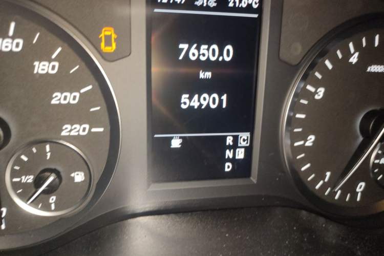 Used Mercedes-Benz Vito 2023 2.0T Business Version 7 Seats Odometer Close Up