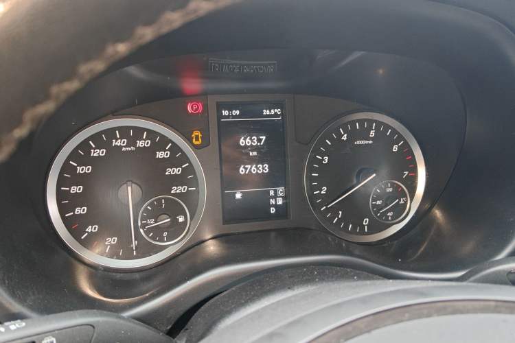 Used Mercedes-Benz Vito 2023 2.0T Elite Version 7 Seats Odometer Close Up
