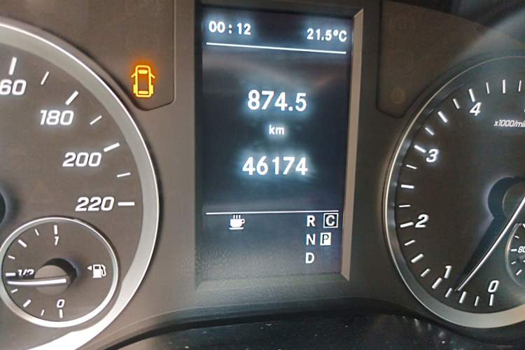 Used Mercedes-Benz Vito 2023 2.0T Elite Version 7 Seats Odometer Close Up