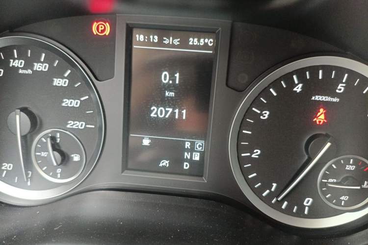 Used Mercedes-Benz Vito 2023 2.0T Business Version 7 Seats Odometer Close Up