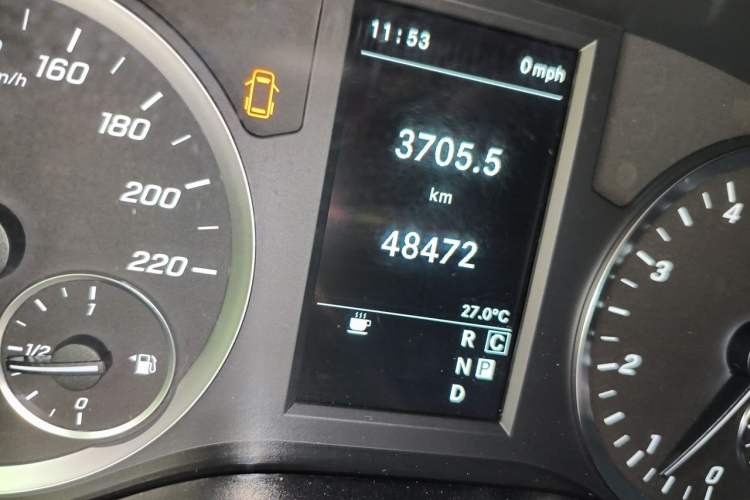 Used Mercedes-Benz Vito 2023 2.0T Business Version 7 Seats Odometer Close Up