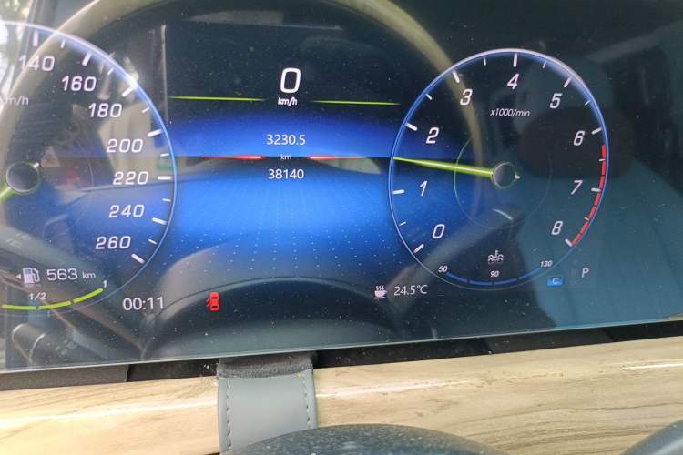 Used Mercedes-Benz Vito 2023 2.0T Business Version 7 Seats Odometer Close Up