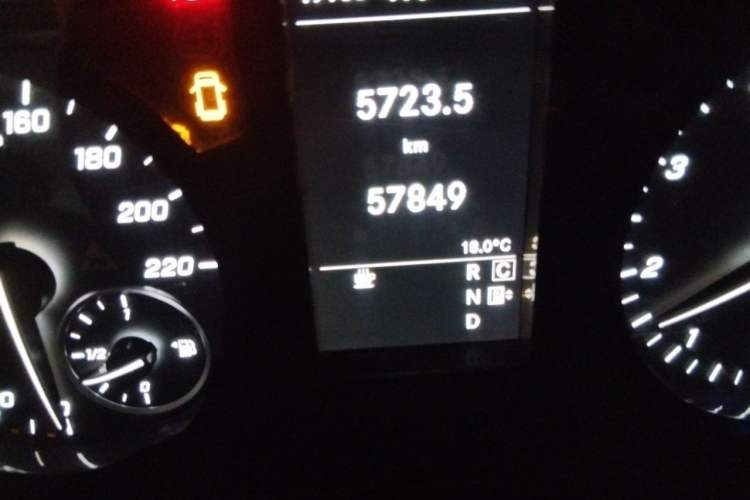 Used Mercedes-Benz Vito 2023 2.0T Business Version 7 Seats Odometer Close Up