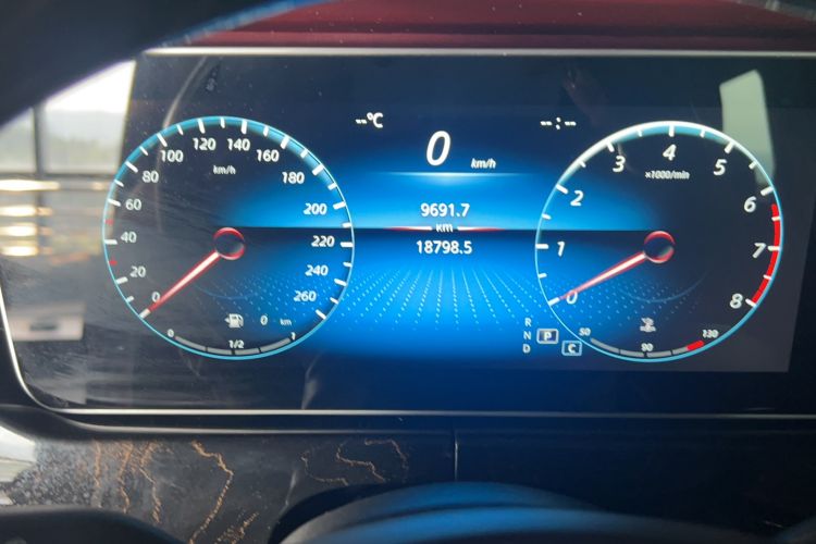 Used Mercedes-Benz Vito 2023 2.0T Elite Version 7 Seats Odometer Close Up
