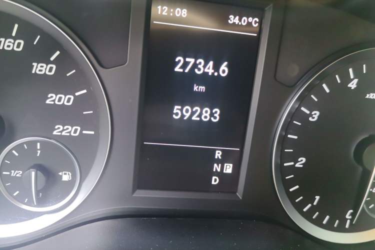Used Mercedes-Benz Vito 2023 2.0T Business Version 7 Seats Odometer Close Up
