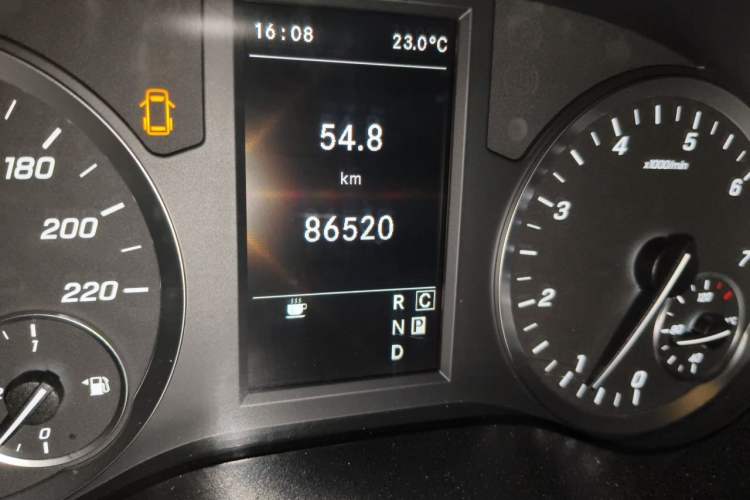 Used Mercedes-Benz Vito 2023 2.0T Elite Version 7 Seats Odometer Close Up