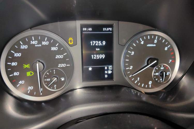 Used Mercedes-Benz Vito 2023 2.0T Elite Version 7 Seats Odometer Close Up