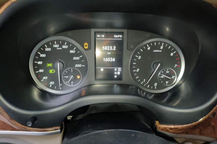 Used Mercedes-Benz Vito 2023 2.0T Elite Version 7 Seats Odometer Close Up