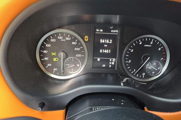 Used Mercedes-Benz Vito 2023 2.0T Elite Version 7 Seats Odometer Close Up