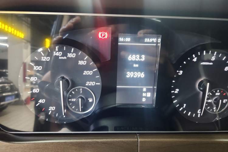 Used Mercedes-Benz Vito 2023 2.0T Elite Version 7 Seats Odometer Close Up