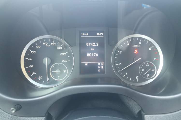 Used Mercedes-Benz Vito 2023 2.0T Elite Version 9 Seats Odometer Close Up