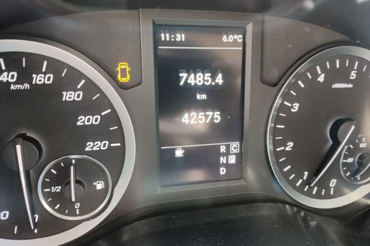 Used Mercedes-Benz Vito 2023 2.0T Business Version 7 Seats Odometer Close Up