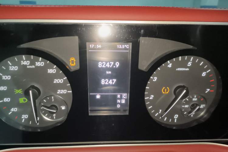 Used Mercedes-Benz Vito 2023 2.0T Elite Version 7 Seats Odometer Close Up