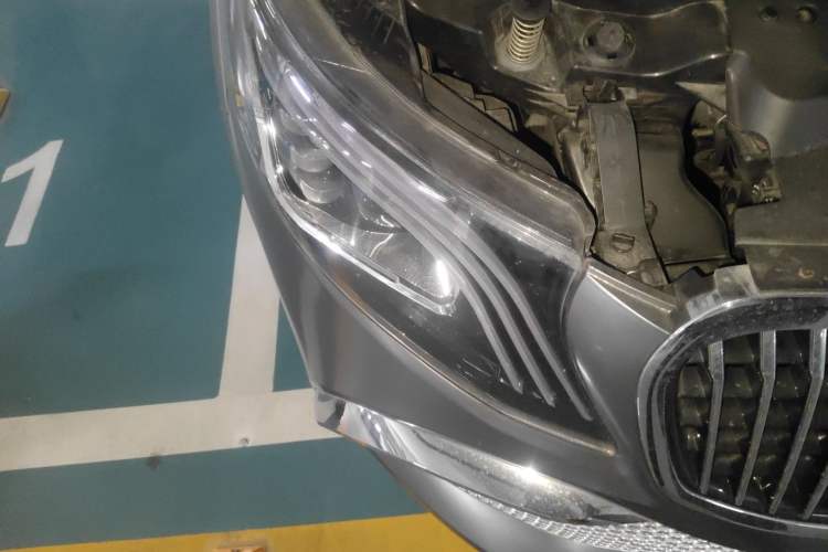 Used Mercedes-Benz Vito 2023 2.0T Business Version 7 Seats Right Front Headlight