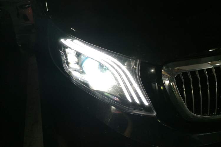 Used Mercedes-Benz Vito 2023 2.0T Elite Version 7 Seats Right Front Headlight