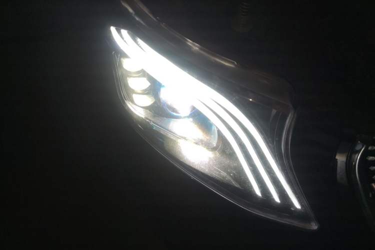 Used Mercedes-Benz Vito 2023 2.0T Elite Version 7 Seats Right Front Headlight