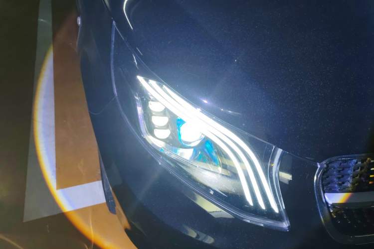 Used Mercedes-Benz Vito 2023 2.0T Elite Version 7 Seats Right Front Headlight