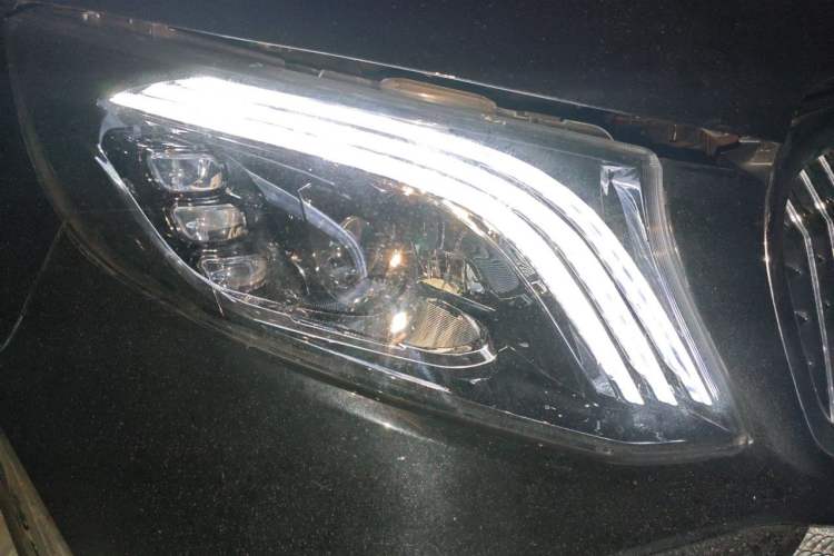 Used Mercedes-Benz Vito 2023 2.0T Elite Version 7 Seats Right Front Headlight