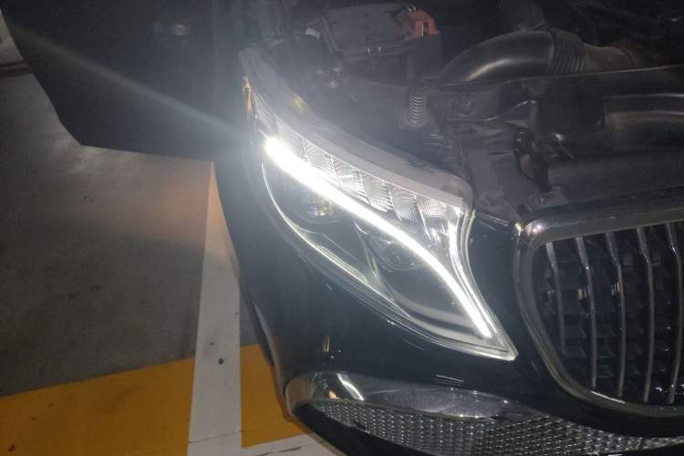 Used Mercedes-Benz Vito 2023 2.0T Business Version 7 Seats Right Front Headlight