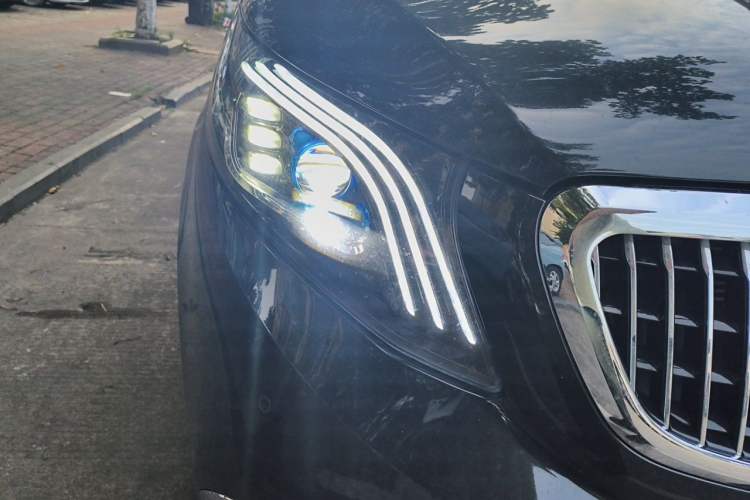 Used Mercedes-Benz Vito 2023 2.0T Elite Version 7 Seats Right Front Headlight