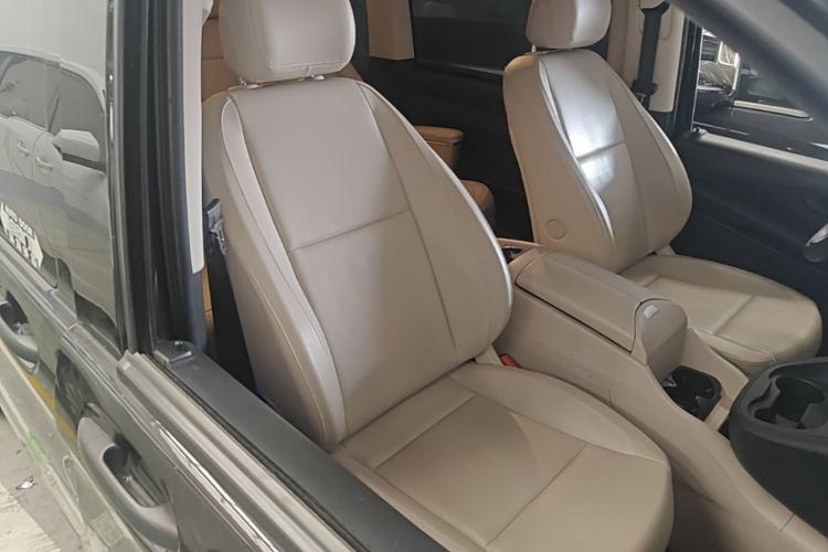 Used Mercedes-Benz Vito 2023 2.0T Elite Version 7 Seats Right Front Seat