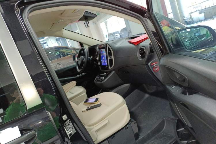Used Mercedes-Benz Vito 2023 2.0T Elite Version 7 Seats Right Front Seat