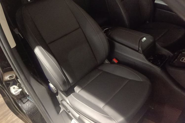 Used Mercedes-Benz Vito 2023 2.0T Elite Version 7 Seats Right Front Seat