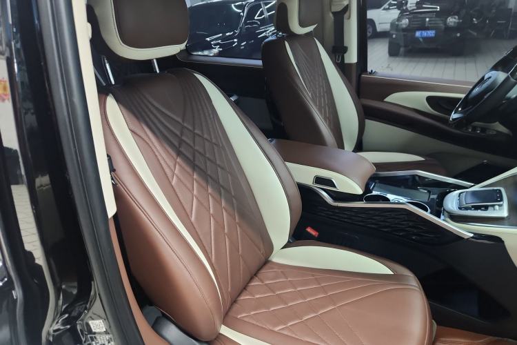 Used Mercedes-Benz Vito 2023 2.0T Elite Version 7 Seats Right Front Seat