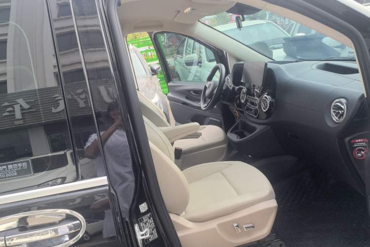 Used Mercedes-Benz Vito 2023 2.0T Elite Version 9 Seats Right Front Seat