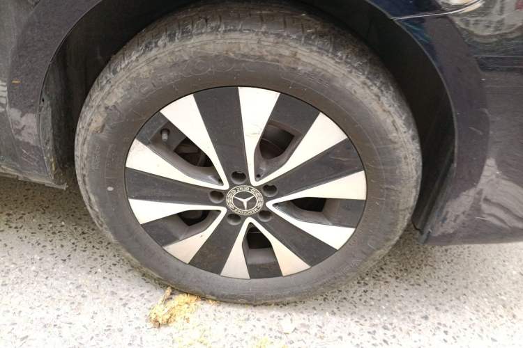Used Mercedes-Benz Vito 2023 2.0T Elite Version 7 Seats Right Front Wheel Hub