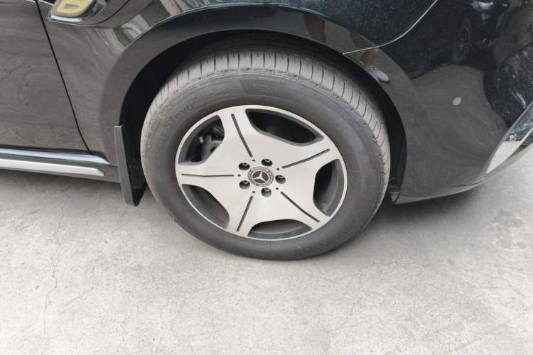 Used Mercedes-Benz Vito 2023 2.0T Business Version 7 Seats Right Front Wheel Hub