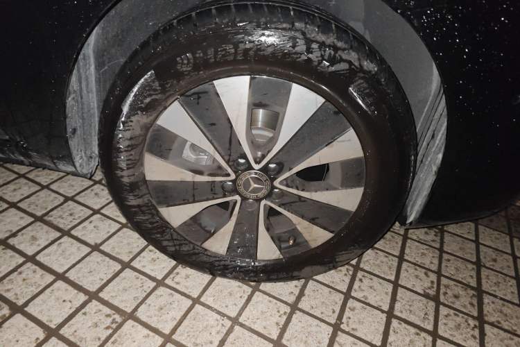 Used Mercedes-Benz Vito 2023 2.0T Business Version 7 Seats Right Front Wheel Hub