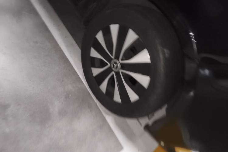 Used Mercedes-Benz Vito 2023 2.0T Elite Version 7 Seats Right Front Wheel Hub