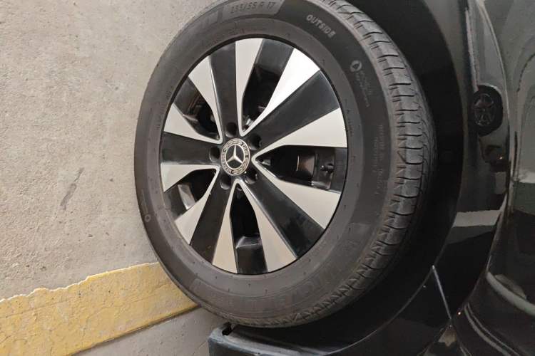 Used Mercedes-Benz Vito 2023 2.0T Business Version 7 Seats Right Front Wheel Hub