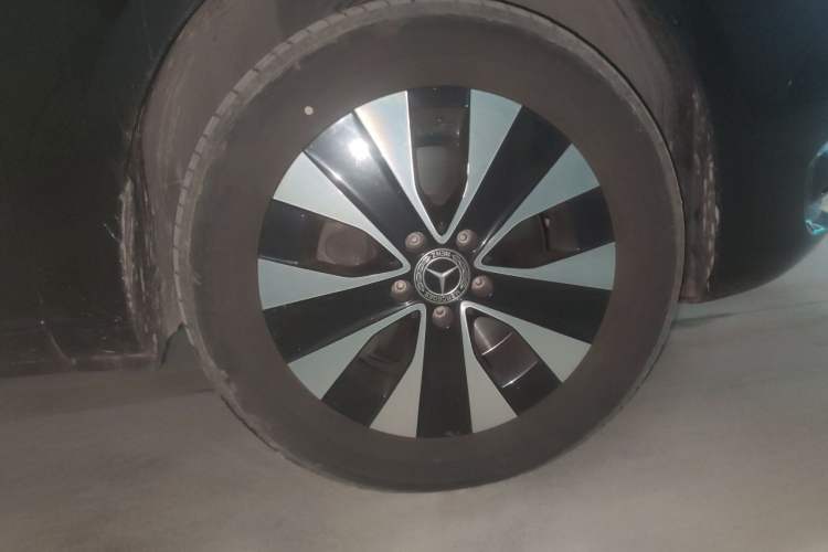 Used Mercedes-Benz Vito 2023 2.0T Elite Version 7 Seats Right Front Wheel Hub