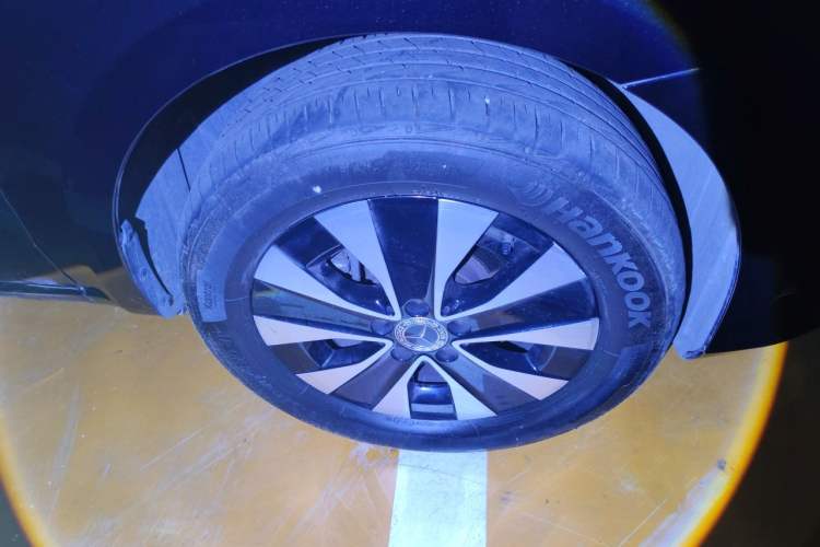 Used Mercedes-Benz Vito 2023 2.0T Elite Version 7 Seats Right Front Wheel Hub