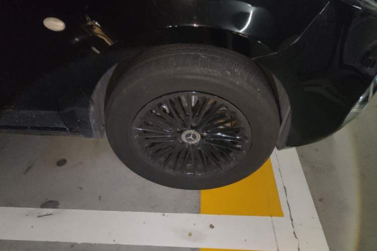 Used Mercedes-Benz Vito 2023 2.0T Business Version 7 Seats Right Front Wheel Hub