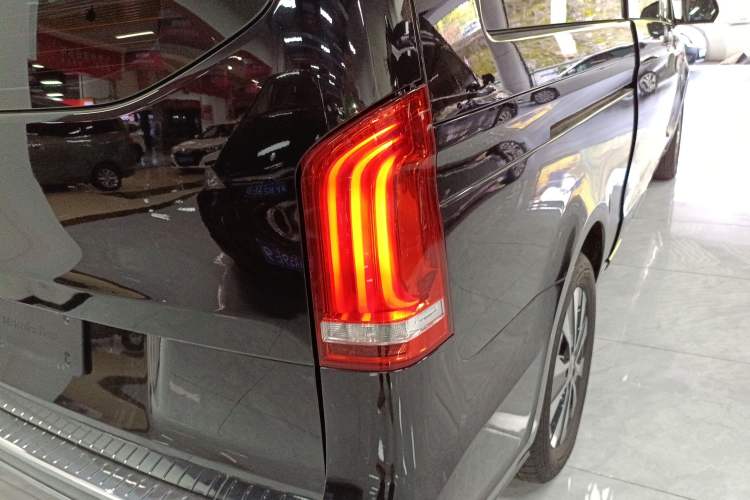Used Mercedes-Benz Vito 2023 2.0T Elite Version 7 Seats Right Rear Taillight