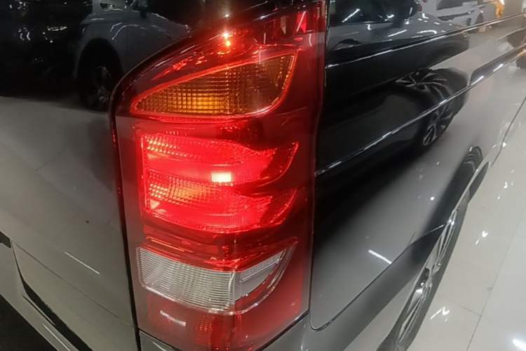 Used Mercedes-Benz Vito 2023 2.0T Elite Version 7 Seats Right Rear Taillight