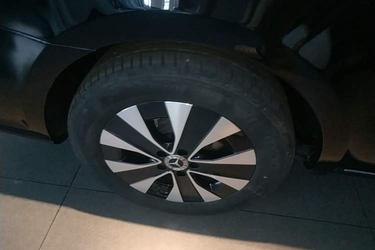 Used Mercedes-Benz Vito 2023 2.0T Elite Version 7 Seats Right Rear Wheel Hub