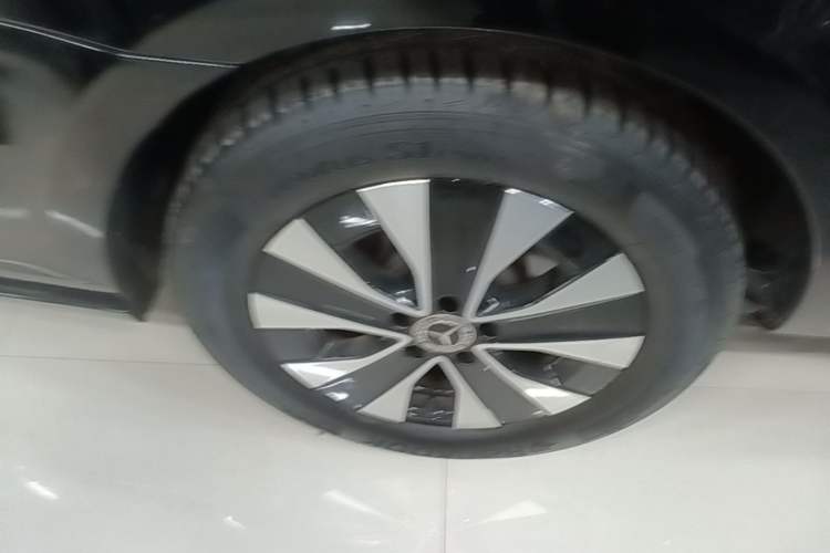 Used Mercedes-Benz Vito 2023 2.0T Elite Version 7 Seats Right Rear Wheel Hub